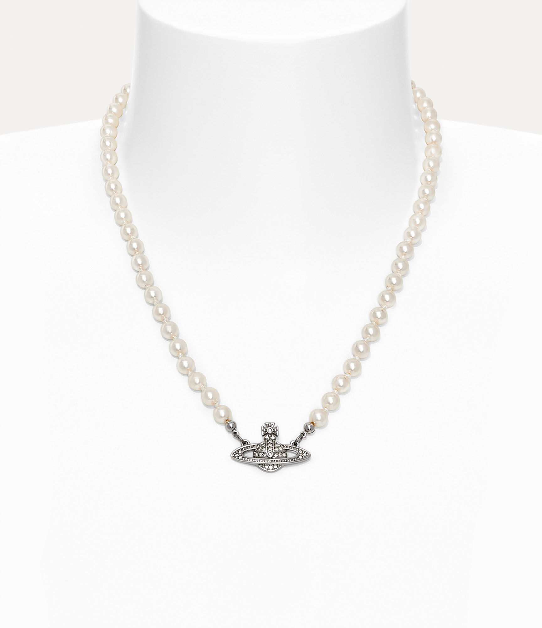 Man. mini bas relief pearl necklace